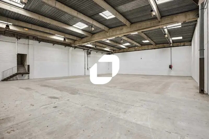 Light Industrial in Palaiseau to rent - Interior Photo - Image 2 of 13