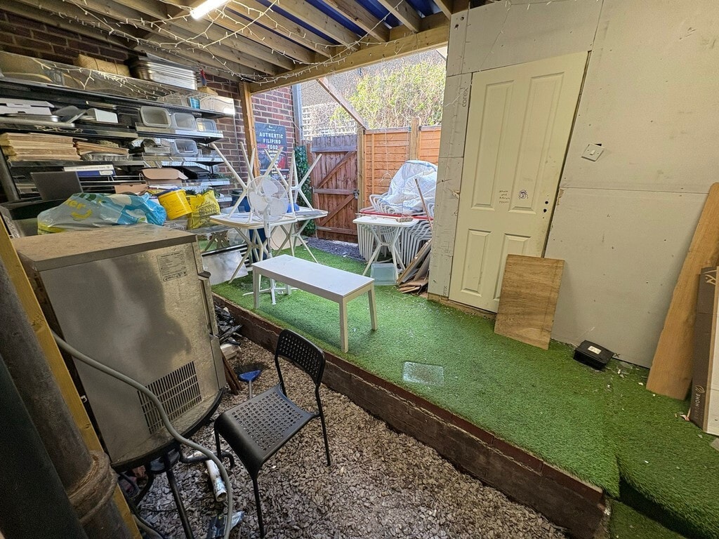 443 Uxbridge Rd, Southall to rent Primary Photo- Image 1 of 7