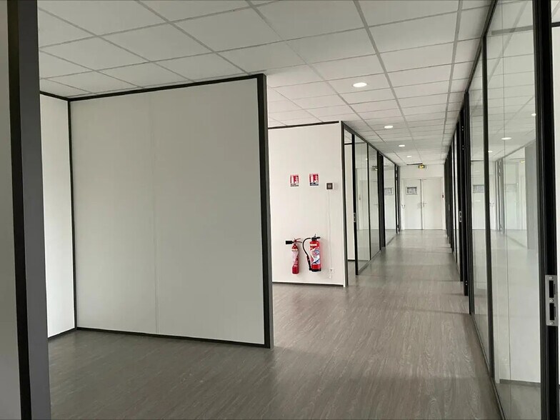 Light Industrial in Cergy to rent - Interior Photo - Image 2 of 15