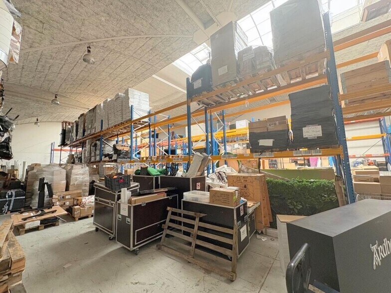 Light Industrial in Carrières-sur-Seine to rent - Interior Photo - Image 2 of 13