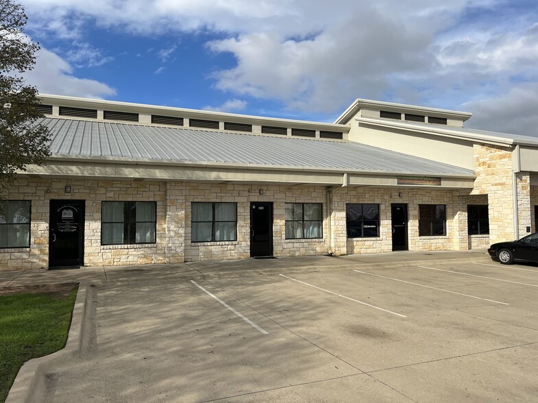 1100 Sam Bass Rd, Round Rock, TX for rent - Building Photo - Image 1 of 6