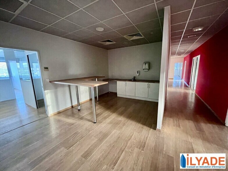 165 Avenue Du Marin Blanc, Aubagne to rent - Interior Photo - Image 2 of 7