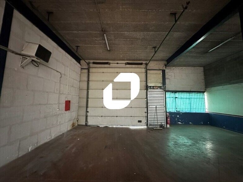 Light Industrial in Villepinte to rent - Interior Photo - Image 3 of 14