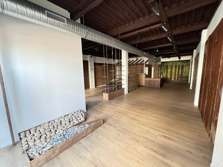 Retail in Genay to rent - Interior Photo - Image 3 of 8