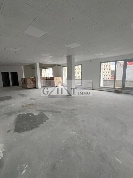 Office in Saint-Ouen-sur-Seine to rent - Building Photo - Image 2 of 8
