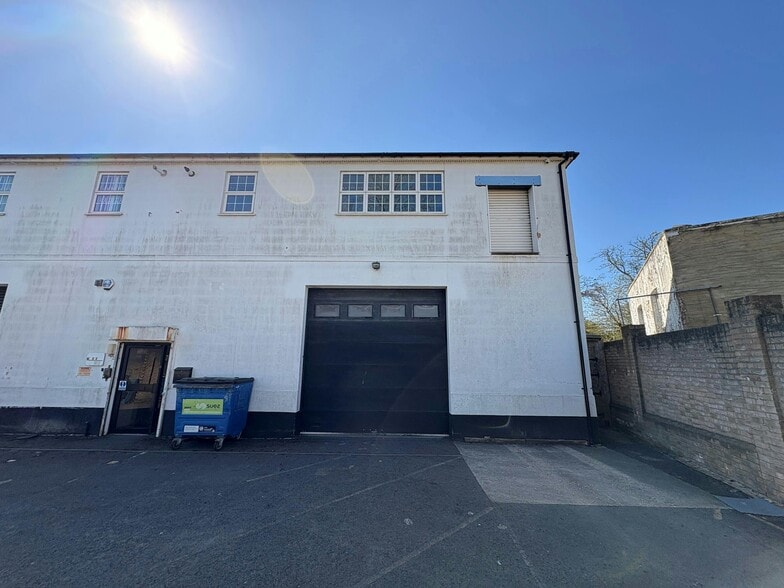 Worton Rd, Isleworth to rent - Building Photo - Image 3 of 13