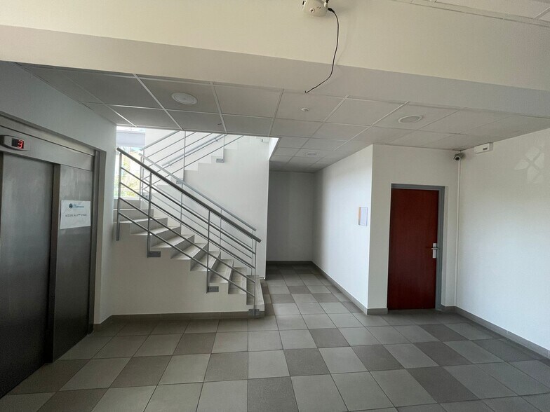 Avenue Du Marin Blanc, Aubagne to rent - Building Photo - Image 3 of 3