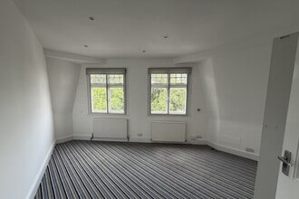 2 High St, Pinner to rent Interior Photo- Image 2 of 2