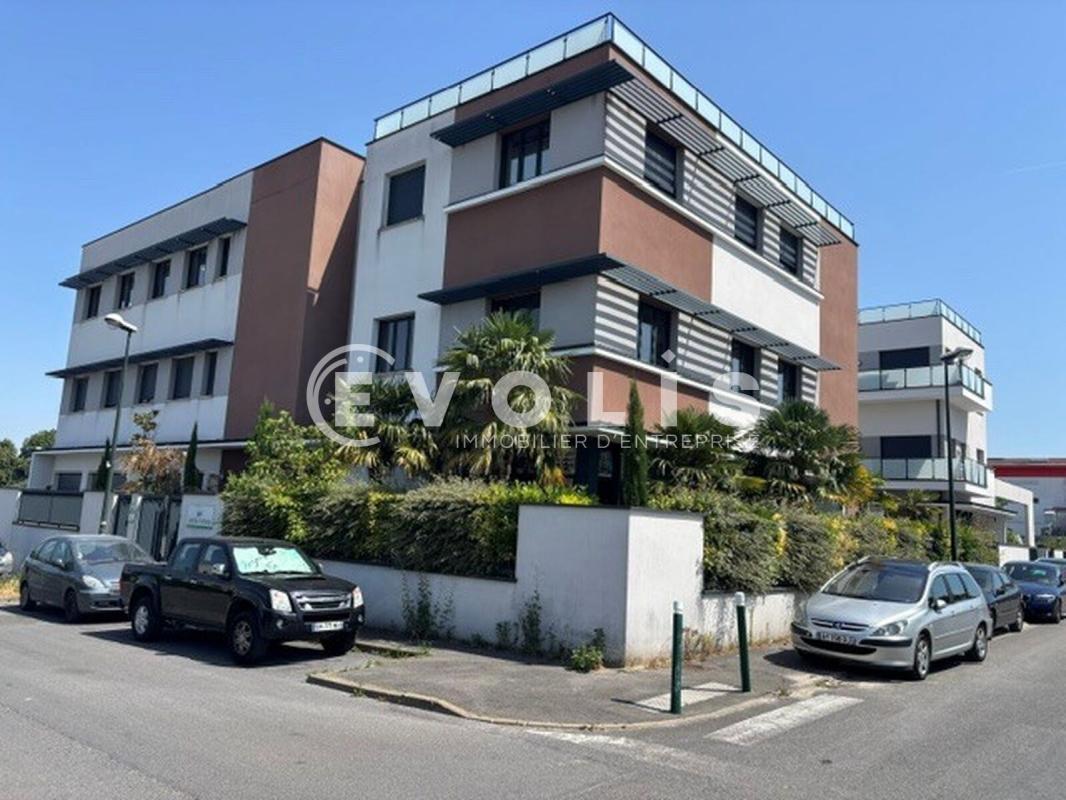 Office in Noisy-le-Grand to rent Building Photo- Image 1 of 5