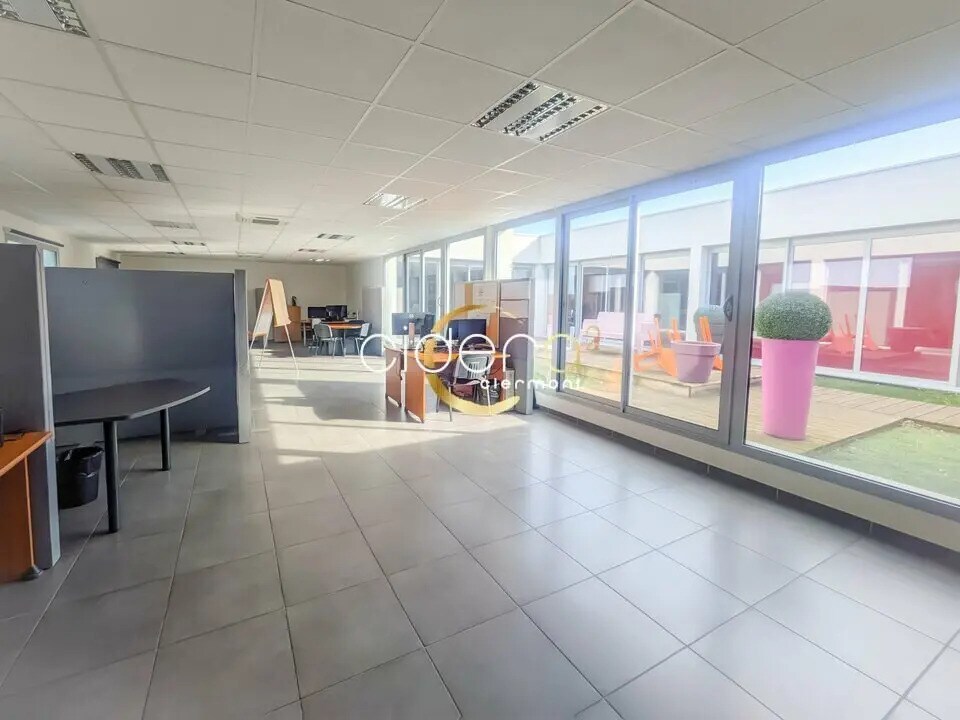 Location Bureaux 137 m² - Photo 1