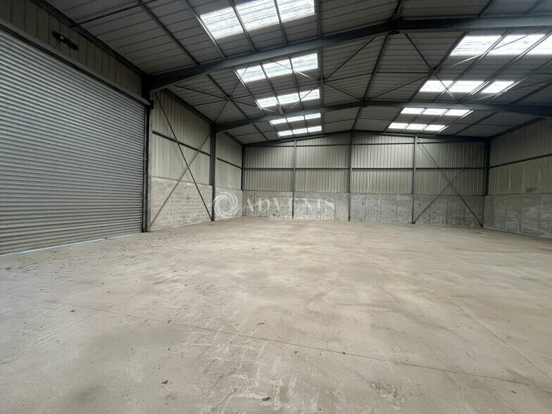 Light Industrial in Dammartin-en-Goële to rent - Building Photo - Image 2 of 6