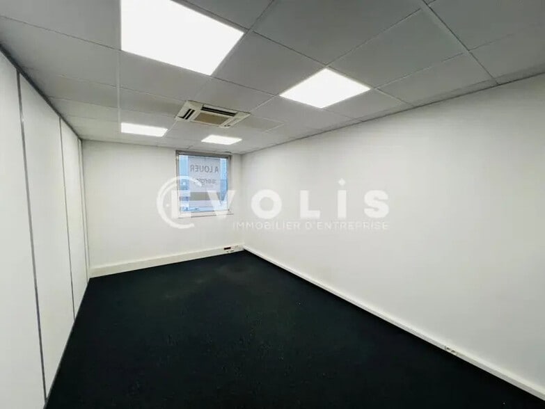 Light Industrial in Champs-sur-Marne to rent - Interior Photo - Image 2 of 7