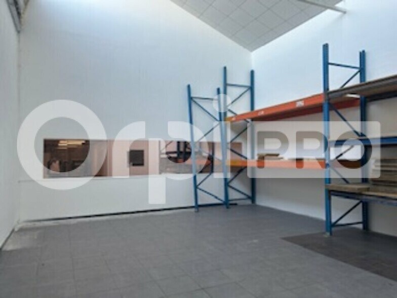 Light Industrial in Vénissieux for sale - Interior Photo - Image 2 of 5