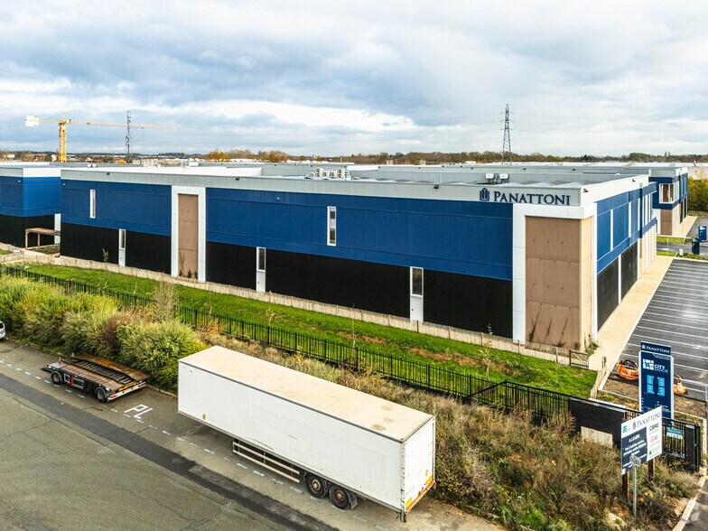 Light Industrial in Moissy-Cramayel to rent - Building Photo - Image 2 of 3