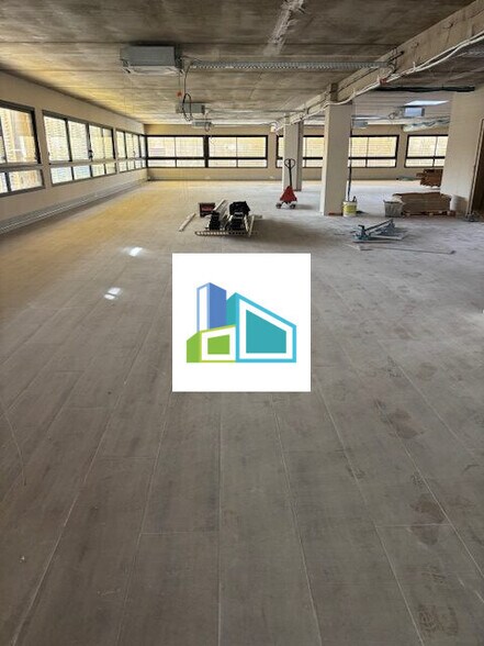 Office in Aubagne to rent - Interior Photo - Image 2 of 3