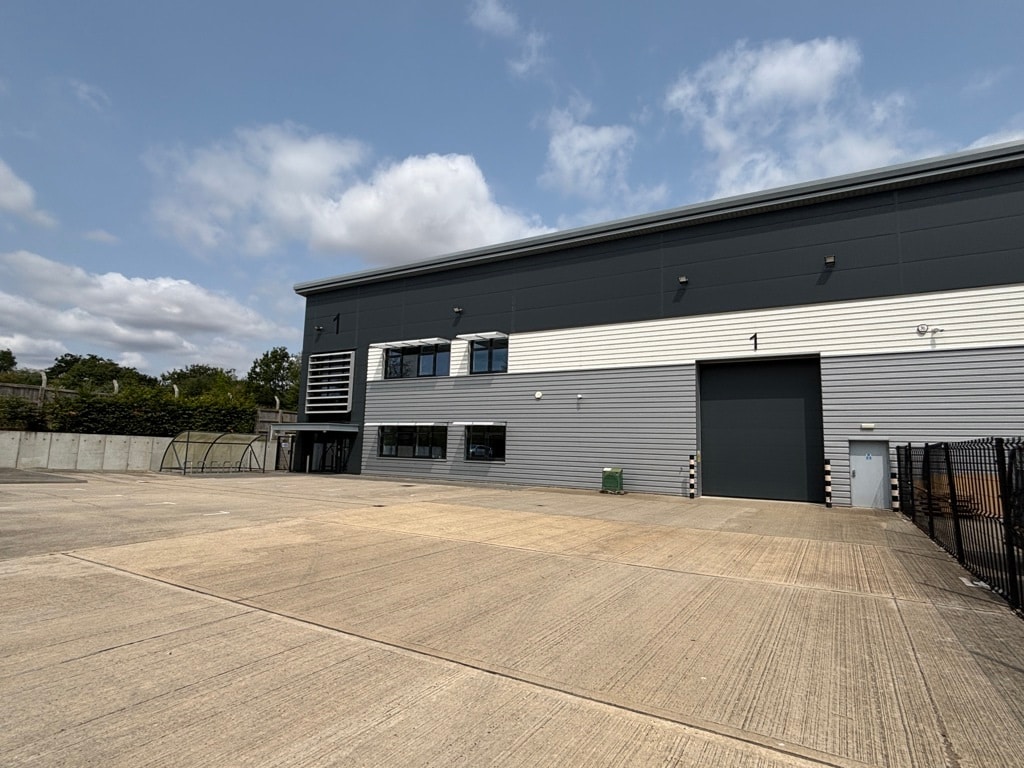43 Western Rd, Bracknell to rent Building Photo- Image 1 of 3