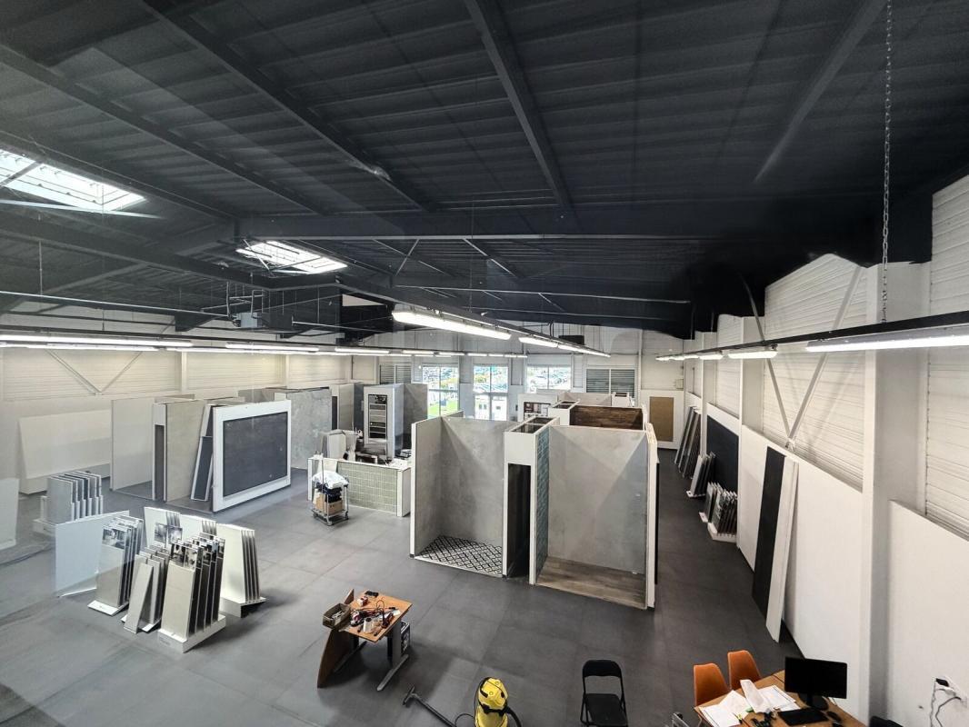 Light Industrial in Saint-Priest to rent Interior Photo- Image 1 of 11