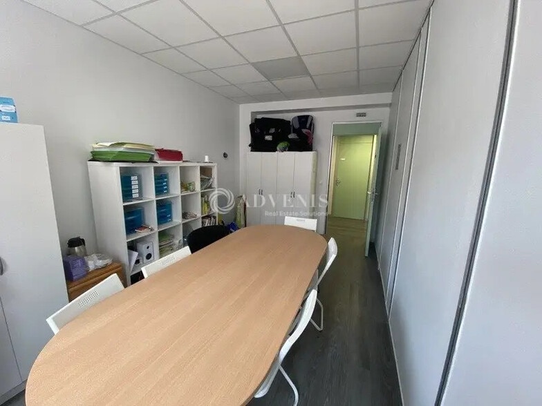 Office in Montigny-le-Bretonneux to rent - Building Photo - Image 2 of 7