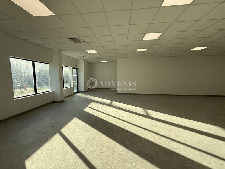 2 Avenue Bernard De Jussieu, Serris to rent - Interior Photo - Image 3 of 7
