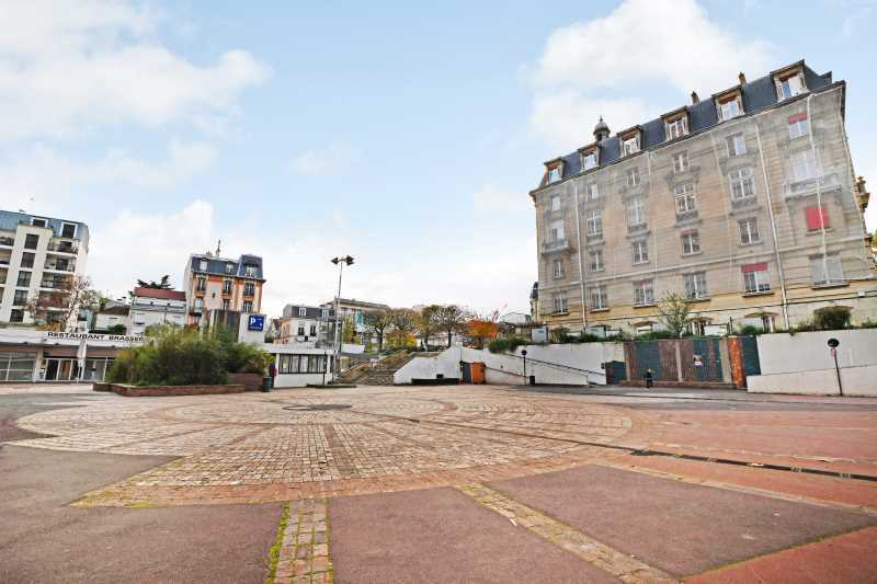 34 Place Henri Neveu, Colombes for sale - Building Photo - Image 1 of 12