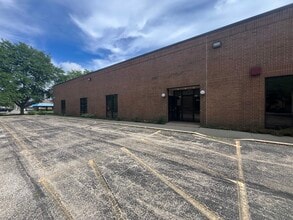 909 E Orchard St, Mundelein, IL to rent Interior Photo- Image 1 of 6