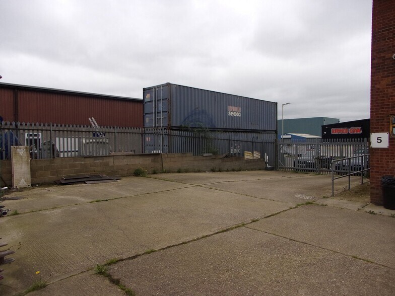 Josselin Rd, Basildon to rent - Building Photo - Image 2 of 4