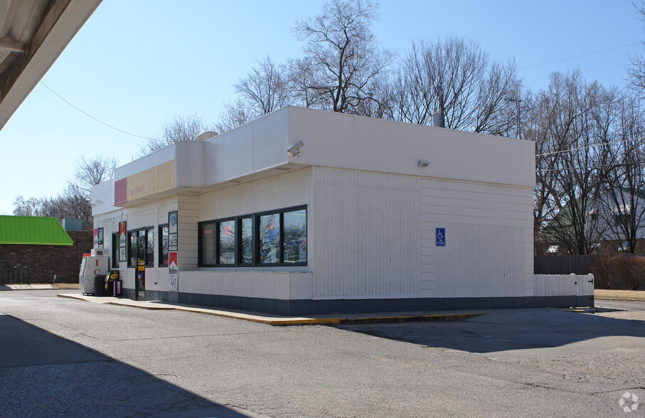 1733 Massachusetts St, Lawrence, KS for sale - Primary Photo - Image 1 of 1