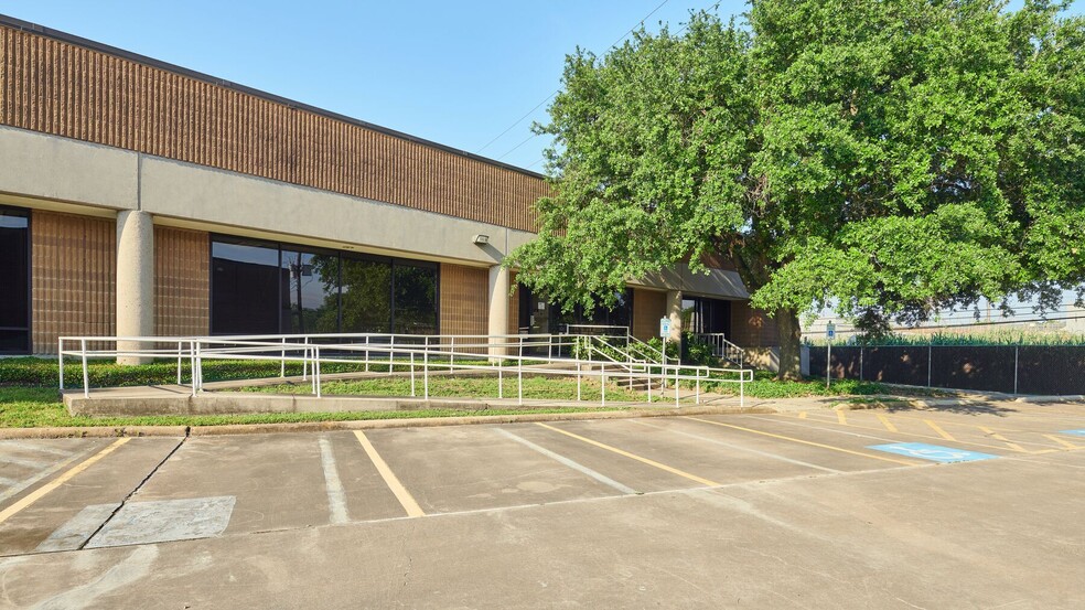 8272 El Rio St, Houston, TX for rent - Building Photo - Image 1 of 5