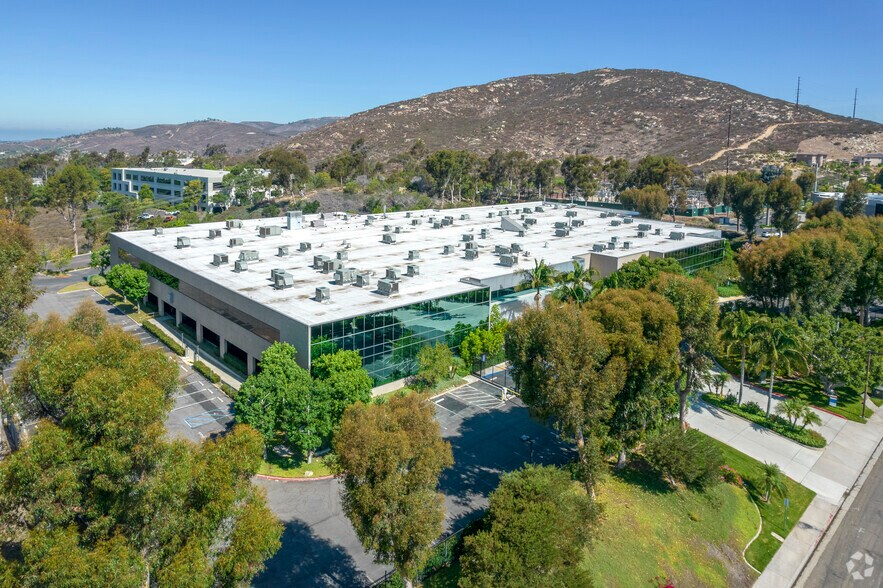 16868 Via del Campo Ct, San Diego, CA to rent - Primary Photo - Image 1 of 4