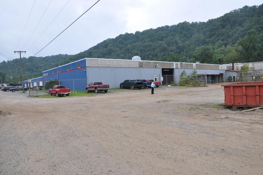 2871 Thunder Rd, Chapmanville, WV for sale - Building Photo - Image 1 of 1