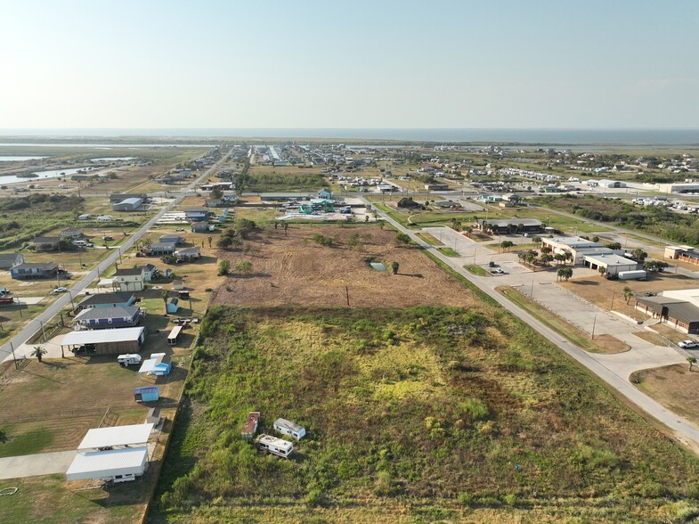 985 Noble Carl Dr, Crystal Beach, TX for sale - Building Photo - Image 3 of 9