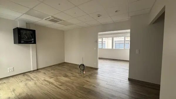Location Bureaux 144 m² - Photo 1