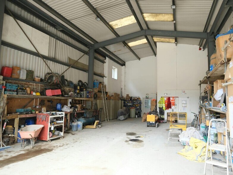 Birtley Green, Guildford to rent - Interior Photo - Image 2 of 3