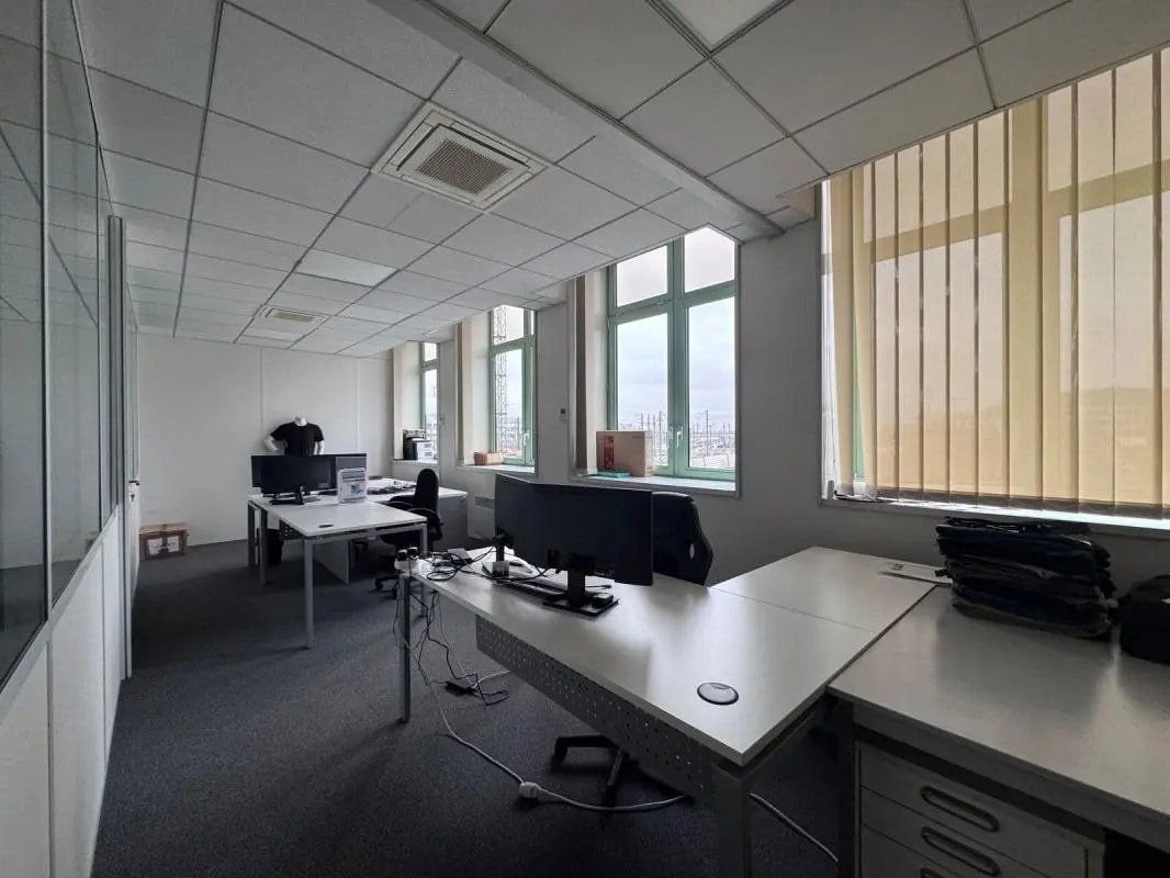 Office in Pantin to rent Building Photo- Image 1 of 18