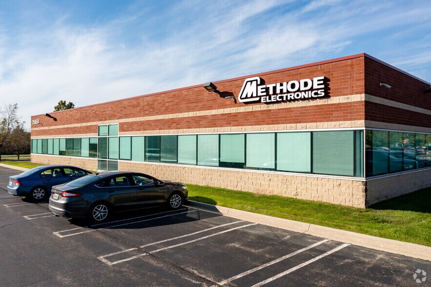 25650 W 11 Mile Rd, Southfield, MI for rent - Building Photo - Image 1 of 13