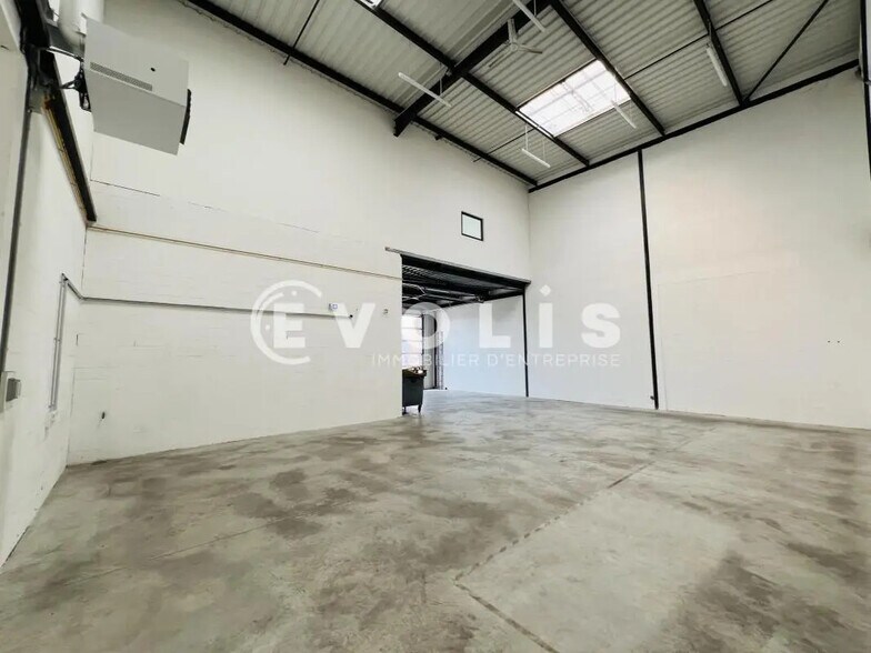 Light Industrial in Collégien to rent - Interior Photo - Image 3 of 9