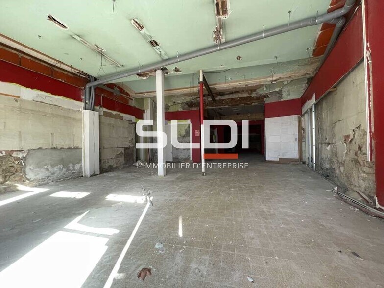 Retail in Soucieu-en-Jarrest for sale - Interior Photo - Image 2 of 3