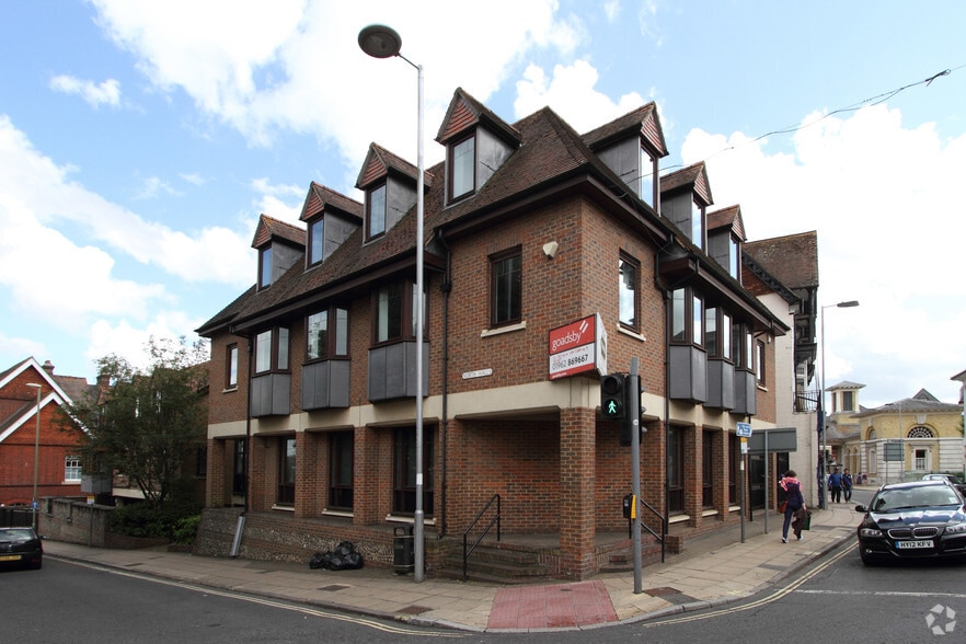 1-2 Crown Walk, Winchester to rent - Building Photo - Image 1 of 6
