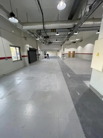 Retail in Nanterre to rent - Building Photo - Image 2 of 16