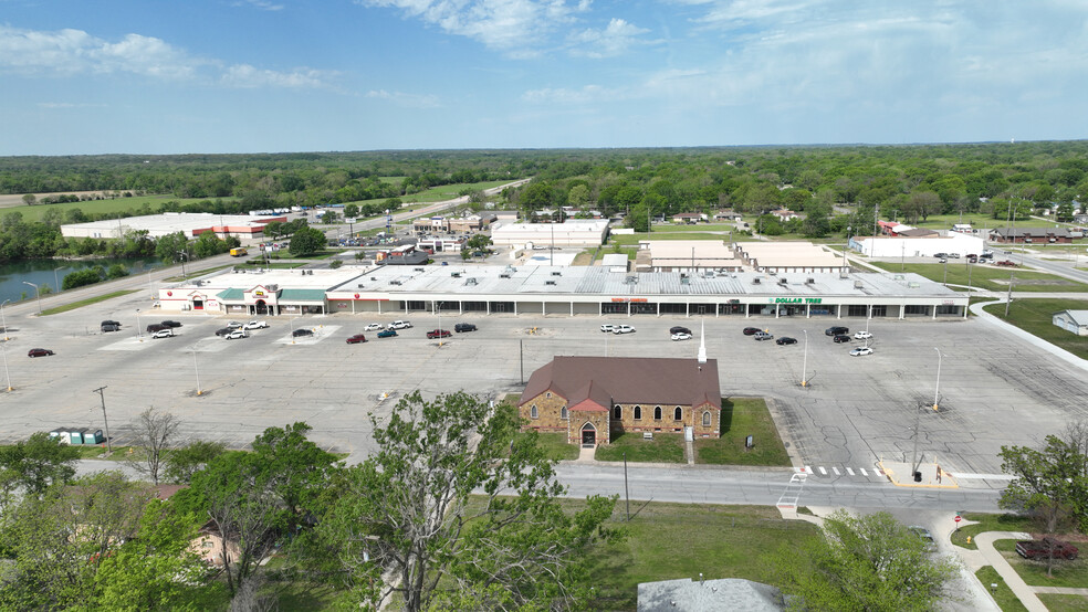 100 Hall St, Coffeyville, KS for rent - Building Photo - Image 2 of 9