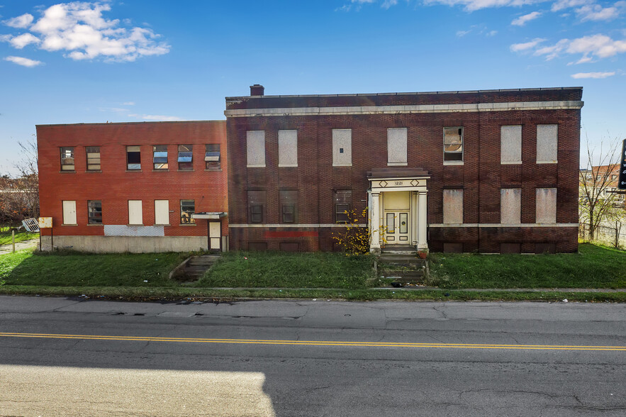 1221 Clinton St, Buffalo, NY for sale - Building Photo - Image 1 of 1