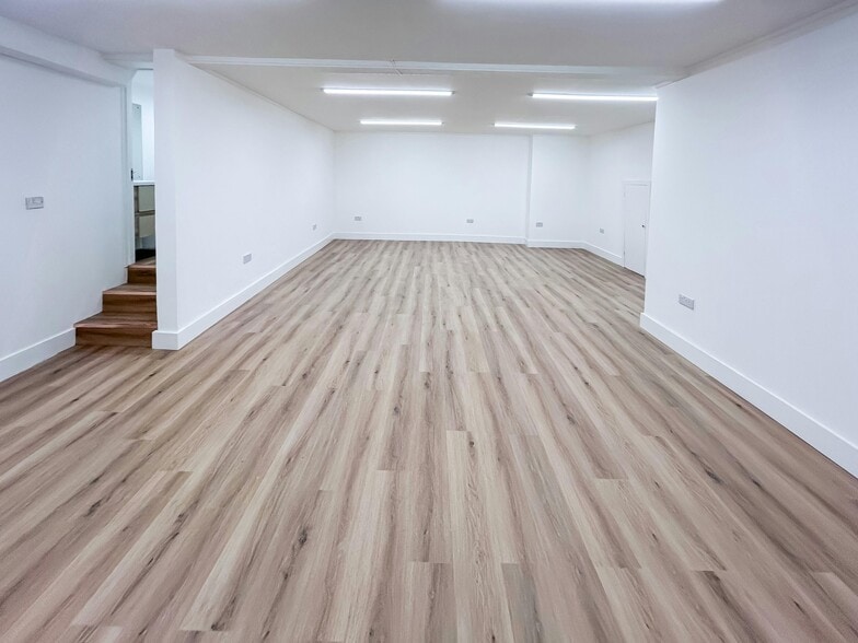 11B Wardour Mews, London to rent - Interior Photo - Image 3 of 8