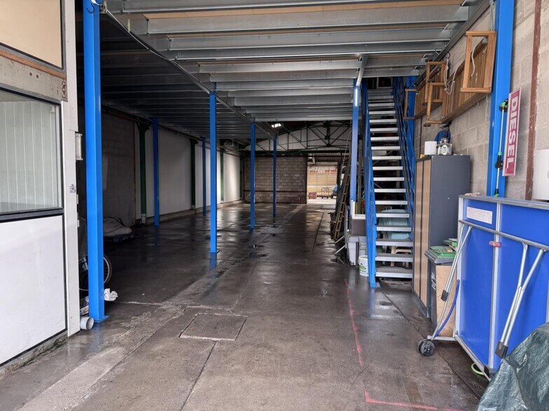 Industrial in Colombes to rent - Building Photo - Image 3 of 17