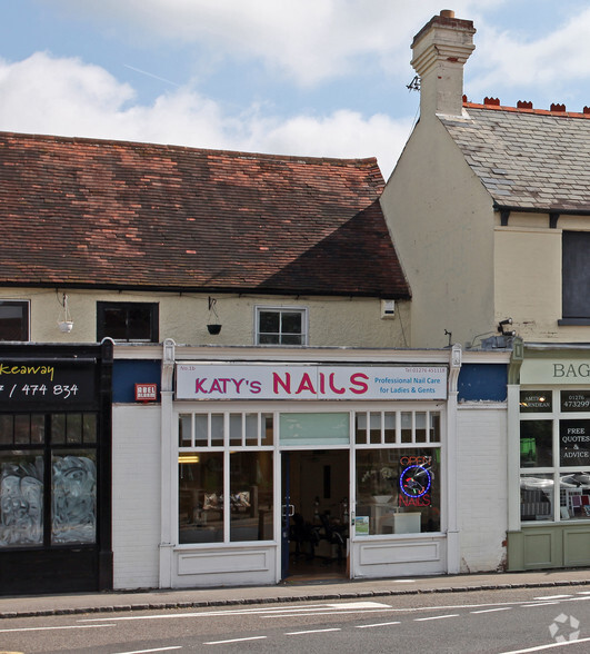 1B The Square, Bagshot for sale - Primary Photo - Image 1 of 2