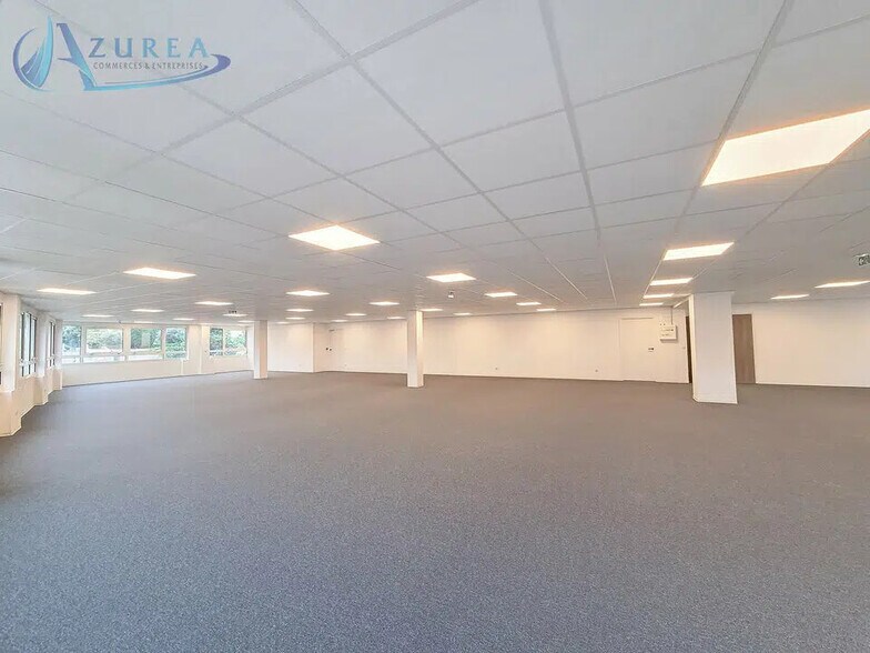 Office in Le Cannet to rent - Interior Photo - Image 1 of 4