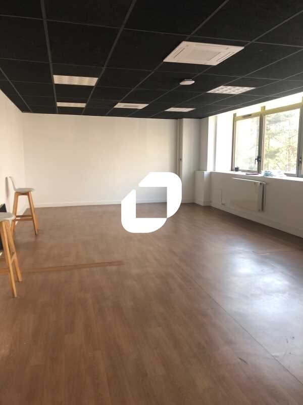 Office in Clichy to rent Building Photo- Image 1 of 12
