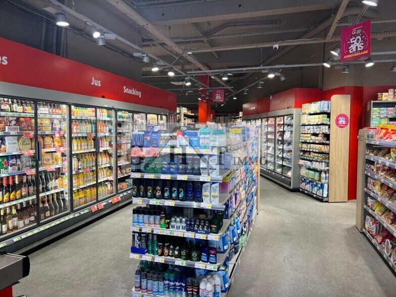 Retail in Paris to rent - Building Photo - Image 2 of 10