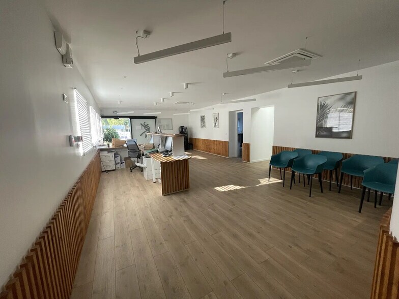 Light Industrial in Rousset to rent - Interior Photo - Image 2 of 3