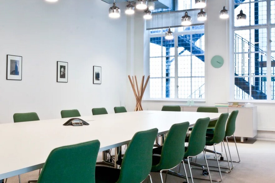 162 Oxford St, London to rent - Interior Photo - Image 3 of 12