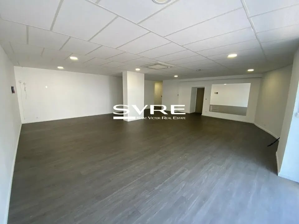 Location Commerce 100 m² - Photo 1
